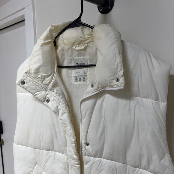 Abercrombie & Fitch Jackets & Blazers - Abercrombie & Fitch Cream Puffer Vest